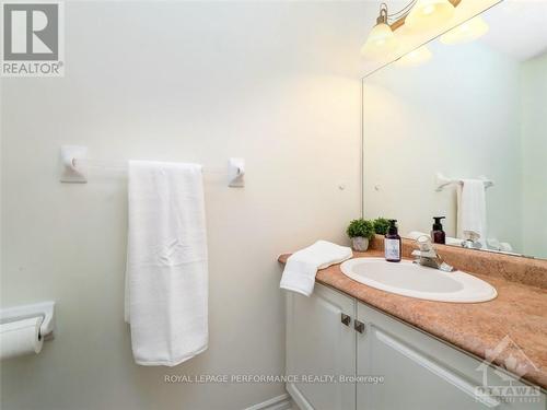 25 Campbell Court, Russell, ON - Indoor Photo Showing Bathroom