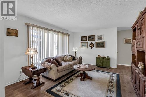 6232 Dalton Court, Bainsville, ON - Indoor Photo Showing Living Room