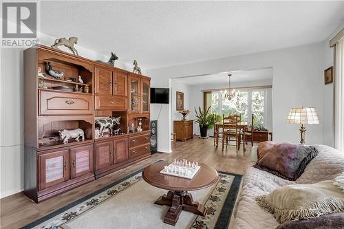 6232 Dalton Court, Bainsville, ON - Indoor Photo Showing Living Room