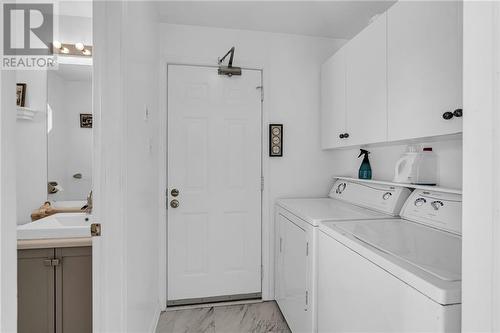 6232 Dalton Court, Bainsville, ON - Indoor Photo Showing Laundry Room