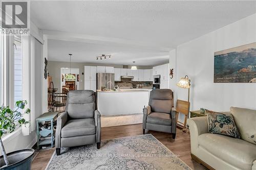 6232 Dalton Court, South Glengarry, ON - Indoor Photo Showing Living Room