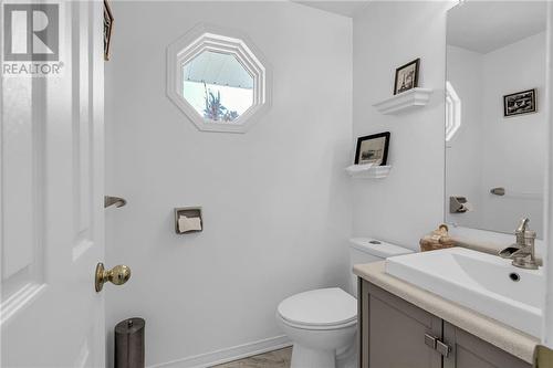 6232 Dalton Court, Bainsville, ON - Indoor Photo Showing Bathroom