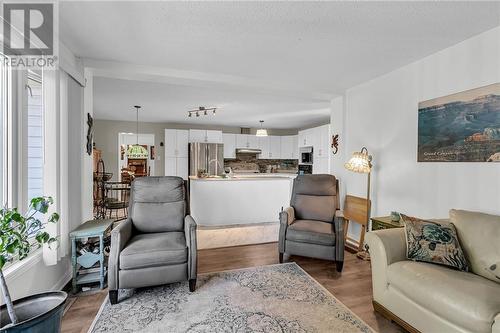 6232 Dalton Court, Bainsville, ON - Indoor Photo Showing Living Room