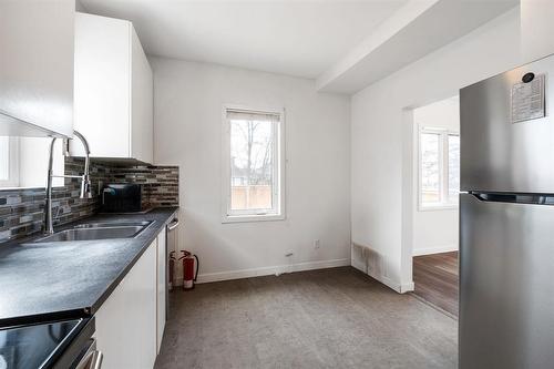 550 Boyd Avenue, Winnipeg, MB - Indoor Photo Showing Kitchen With Double Sink