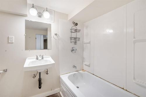 550 Boyd Avenue, Winnipeg, MB - Indoor Photo Showing Bathroom