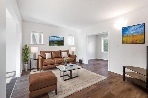 550 Boyd Avenue, Winnipeg, MB - Indoor Photo Showing Living Room