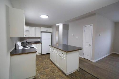 3 123 Charlton Avenue, Portage La Prairie, MB - Indoor Photo Showing Kitchen