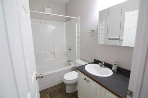 3 123 Charlton Avenue, Portage La Prairie, MB - Indoor Photo Showing Bathroom