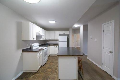 3 123 Charlton Avenue, Portage La Prairie, MB - Indoor Photo Showing Kitchen