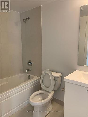 1915 - 2550 Simcoe Street, Oshawa, ON - Indoor Photo Showing Bathroom