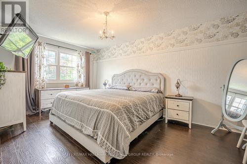 9 Oriole Court, Barrie, ON - Indoor Photo Showing Bedroom