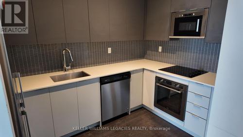 704 - 2916 Highway 7 Road, Vaughan, ON - Indoor Photo Showing Kitchen