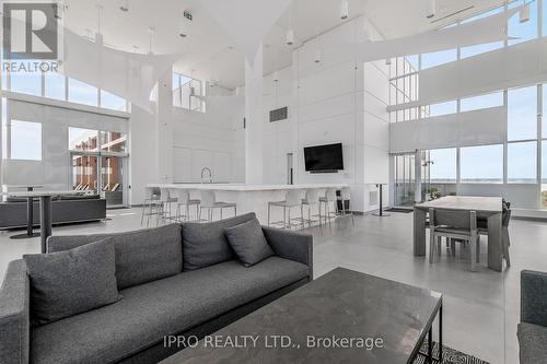 2002 - 500 Brock Avenue, Burlington, ON - Indoor Photo Showing Living Room