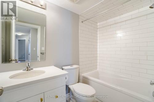 120 Wheat Lane, Kitchener, ON - Indoor Photo Showing Bathroom