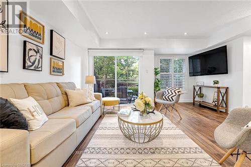 16 - 2579 Sixth Line, Oakville, ON - Indoor Photo Showing Living Room