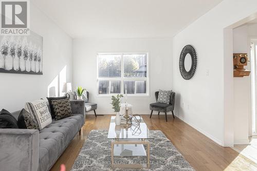 110 Puttingedge Drive, Whitby (Rolling Acres), ON - Indoor Photo Showing Living Room