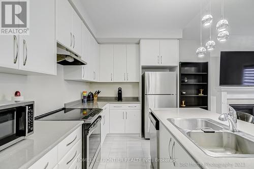 195 Beechborough Crescent, East Gwillimbury, ON - Indoor Photo Showing Kitchen With Double Sink