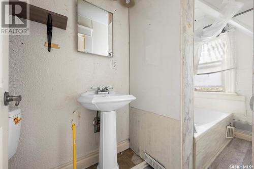 1524 Victoria Avenue, Regina, SK - Indoor Photo Showing Bathroom