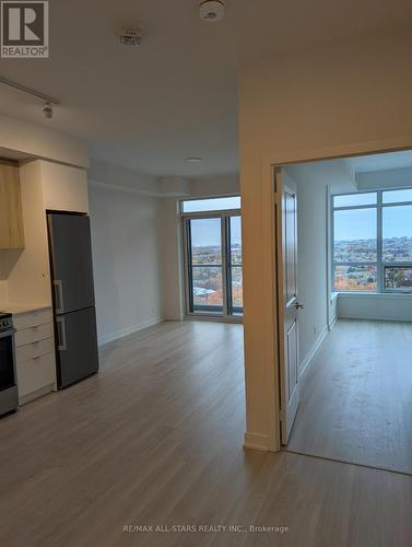 A 1504 - 30 Upper Mall Way S, Vaughan, ON - Indoor Photo Showing Kitchen