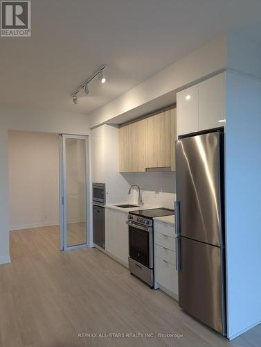 A 1504 - 30 Upper Mall Way S, Vaughan, ON - Indoor Photo Showing Kitchen