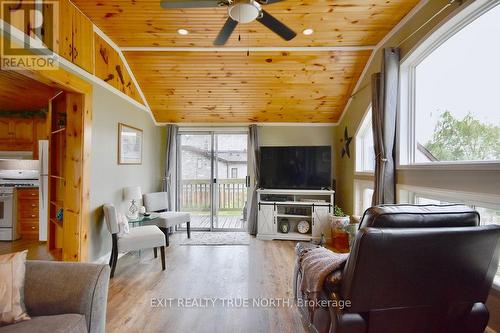 5632 Penetanguishene Road, Springwater, ON - Indoor Photo Showing Living Room