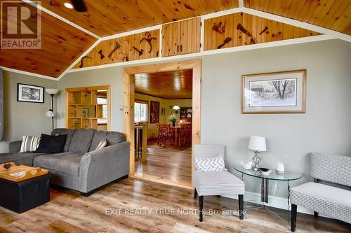 5632 Penetanguishene Road, Springwater, ON - Indoor Photo Showing Living Room