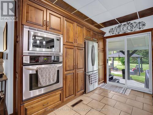 13660 Longwoods Road, Chatham-Kent (Thamesville), ON - Indoor Photo Showing Kitchen