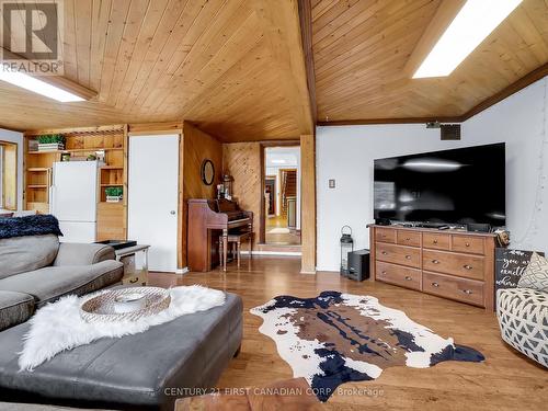 13660 Longwoods Road, Chatham-Kent (Thamesville), ON - Indoor Photo Showing Living Room