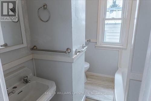 17 Thornton Avenue, London, ON - Indoor Photo Showing Bathroom