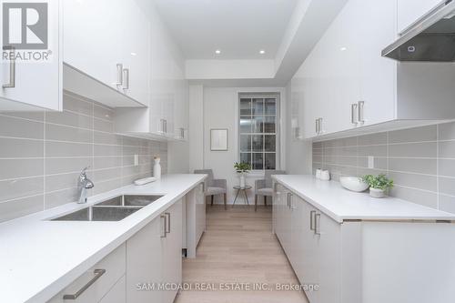 1980 Barber House Lane, Mississauga, ON - Indoor Photo Showing Kitchen With Double Sink With Upgraded Kitchen