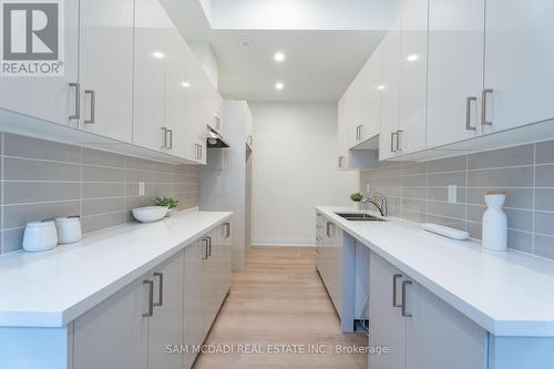 1980 Barber House Lane, Mississauga, ON - Indoor Photo Showing Kitchen With Double Sink With Upgraded Kitchen