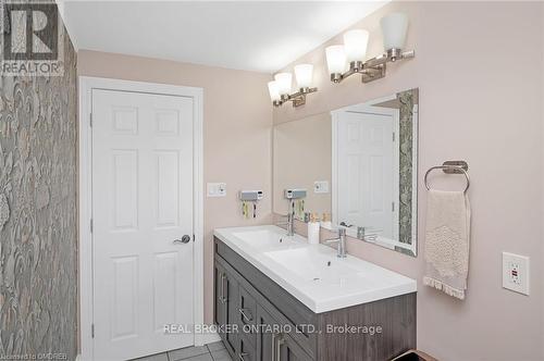 471 East 36Th Street, Hamilton, ON - Indoor Photo Showing Bathroom