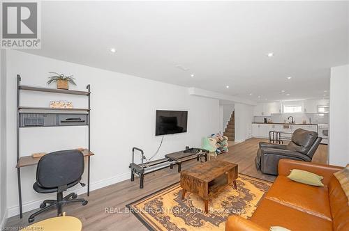 471 East 36Th Street, Hamilton, ON - Indoor Photo Showing Living Room