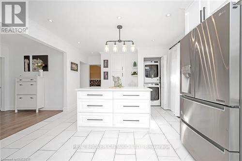 471 East 36Th Street, Hamilton, ON - Indoor Photo Showing Kitchen