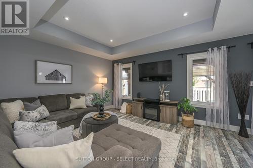 17 - 38 Elliott Trail, Thames Centre (Thorndale), ON - Indoor Photo Showing Living Room