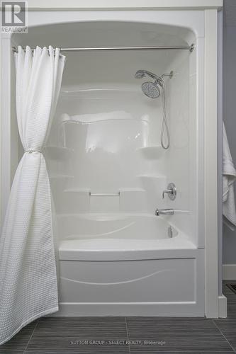 17 - 38 Elliott Trail, Thames Centre (Thorndale), ON - Indoor Photo Showing Bathroom