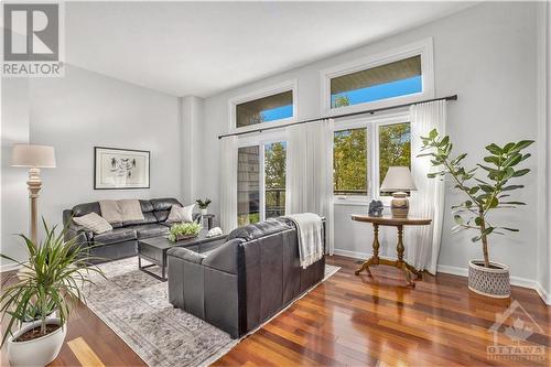 Beautiful hardwood floors and a dramatic vaulted ceiling! - 655 Richmond Road Unit#34, Ottawa, ON - Indoor Photo Showing Living Room