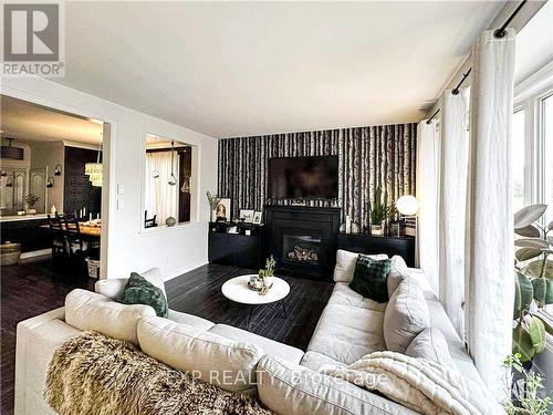 170 Lily Pond Street, Ottawa, ON - Indoor Photo Showing Living Room