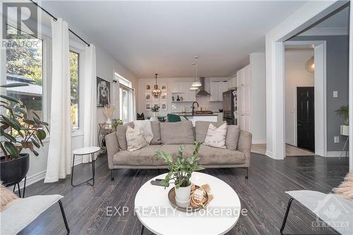 170 Lily Pond Street, Ottawa, ON - Indoor Photo Showing Living Room