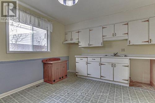 111 Friars Way, London, ON - Indoor Photo Showing Kitchen