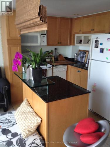 408 - 8 York Street, Toronto, ON - Indoor Photo Showing Kitchen