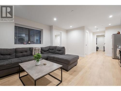 21996 Isaac Crescent, Maple Ridge, BC - Indoor Photo Showing Living Room