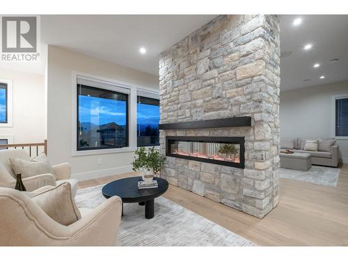 21996 Isaac Crescent, Maple Ridge, BC - Indoor Photo Showing Living Room With Fireplace