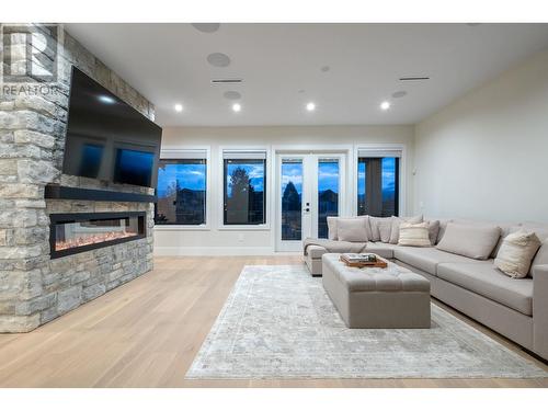 21996 Isaac Crescent, Maple Ridge, BC - Indoor Photo Showing Living Room With Fireplace