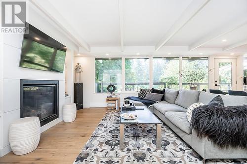 6070 Marine Drive, West Vancouver, BC - Indoor Photo Showing Living Room With Fireplace