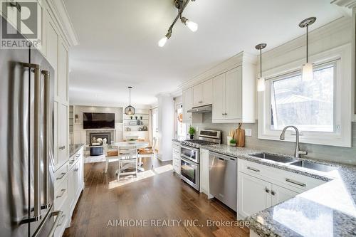 55 Sir Lancelot Drive, Markham, ON - Indoor Photo Showing Kitchen With Double Sink With Upgraded Kitchen