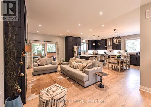 2272 Monck Road, Ramara, ON - Indoor Photo Showing Living Room