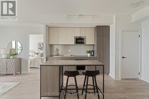 609 - 220 Missinnihe Way, Mississauga, ON - Indoor Photo Showing Kitchen