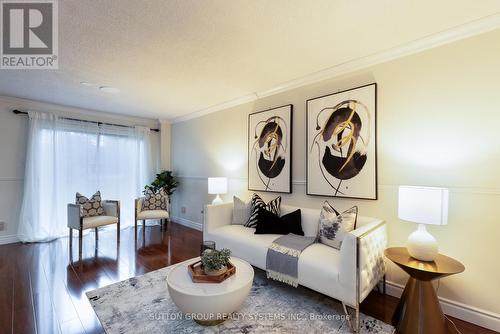 39 - 1180 Mississauga Valley Boulevard, Mississauga, ON - Indoor Photo Showing Living Room