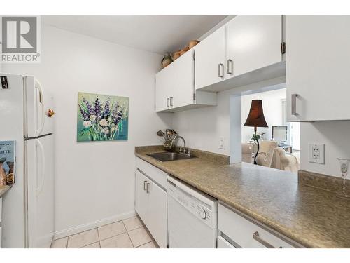 602 2008 Fullerton Avenue, North Vancouver, BC - Indoor Photo Showing Kitchen